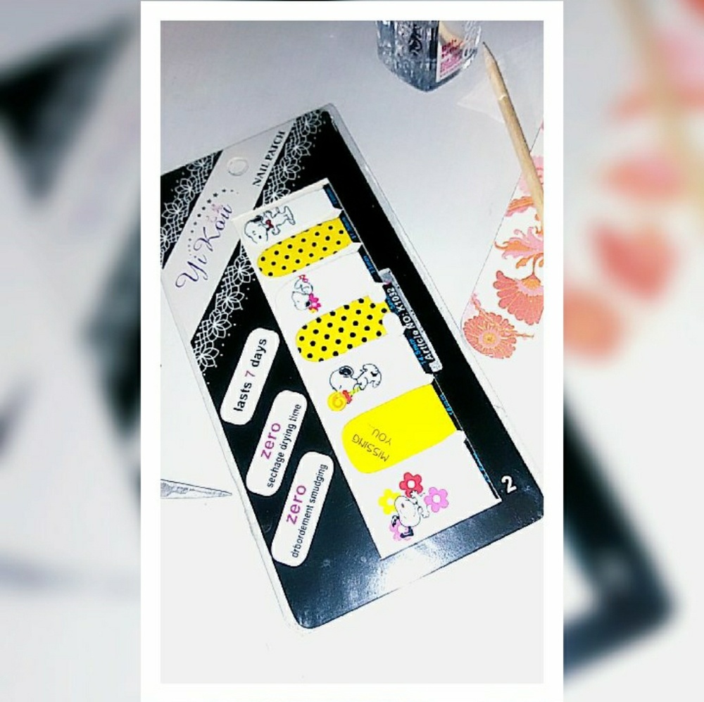 Nail wraps Snoopy